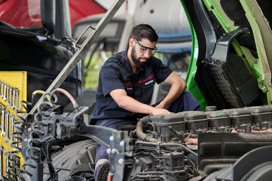 Scania-mekaniker jobber med motor