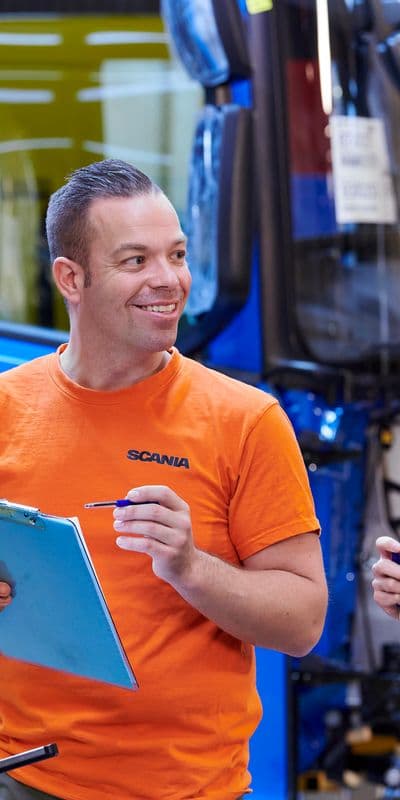 To Scania-ansatte med permer i hånda