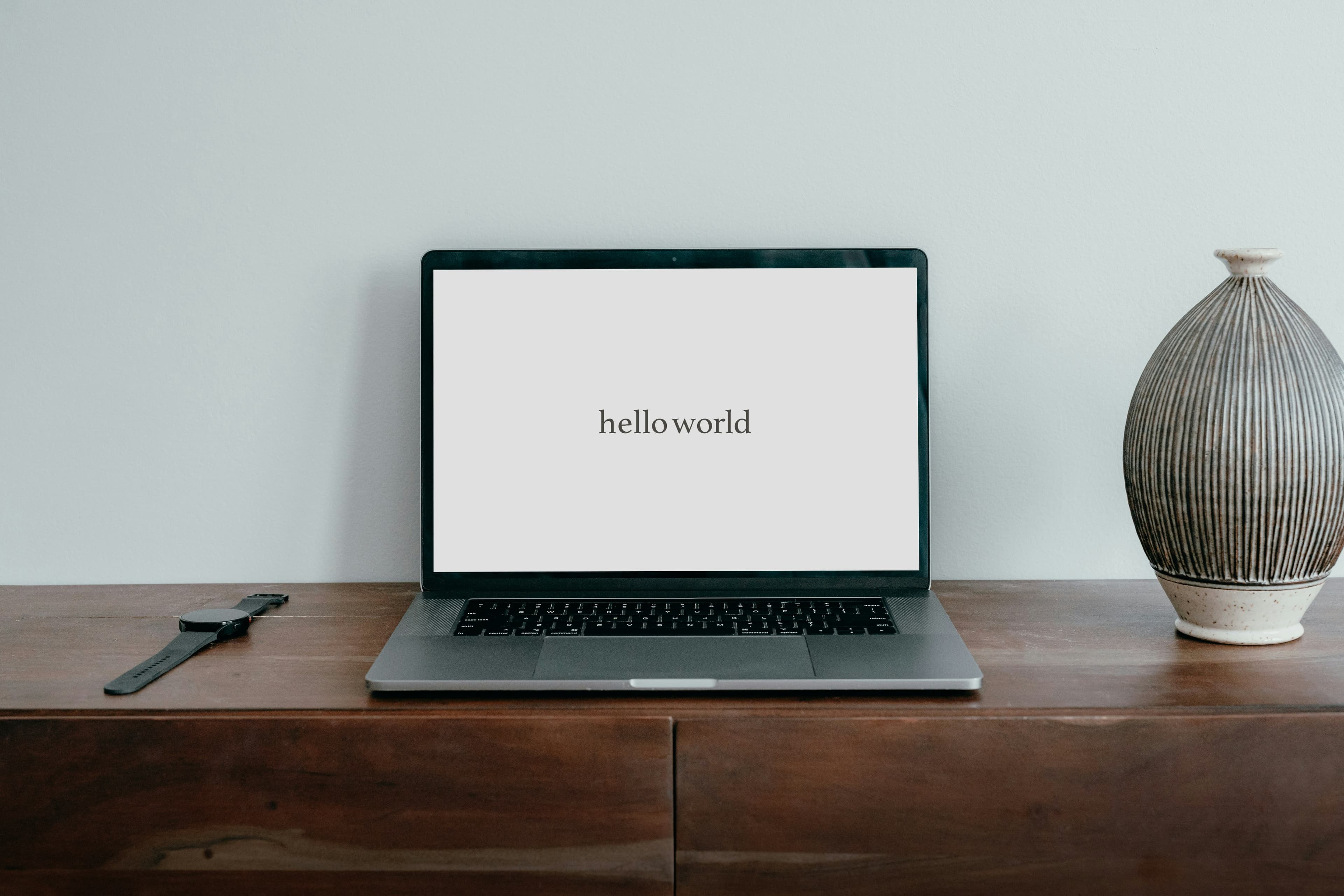 Laptop som viser Hello World